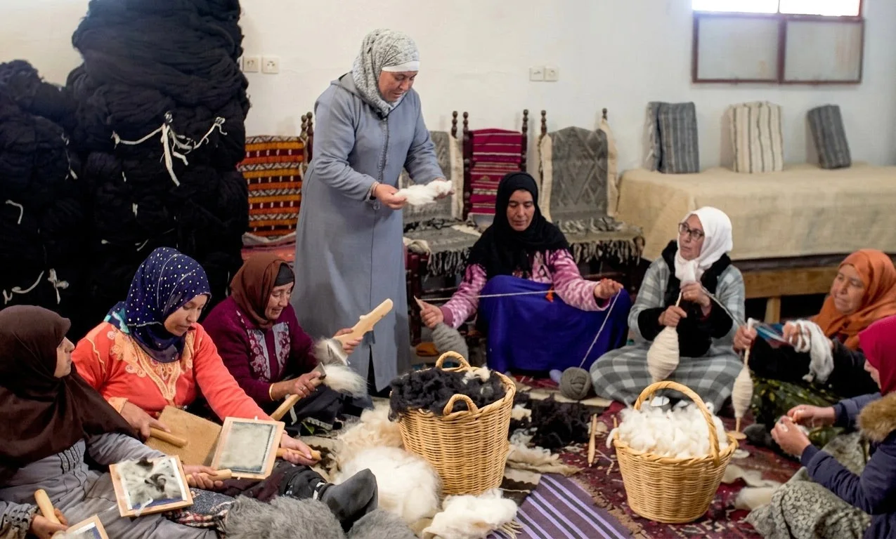 Women weaving at the Iznaguen cooperative in Taznakht.